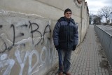 Tarnów. Mur Starego Cmentarza w Tarnowie stał się z powodu kiboli prawdziwą ścianą wstydu 