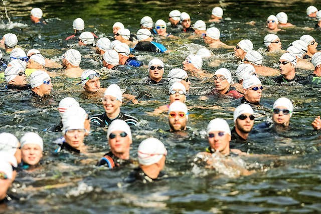 Ubiegłoroczne zawody triathlonowe rozpoczęły się od pływania w Brdzie