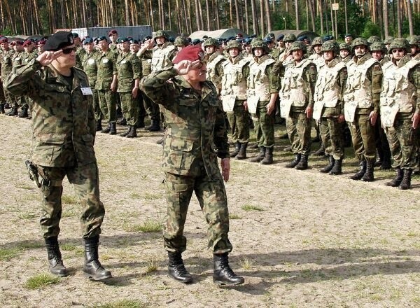 Generałowie Włodzimierz Potasiński i Piotr Czerwiński podczas ceremonii otwarcia ćwiczenia &quot;Eufrat 05&quot;.