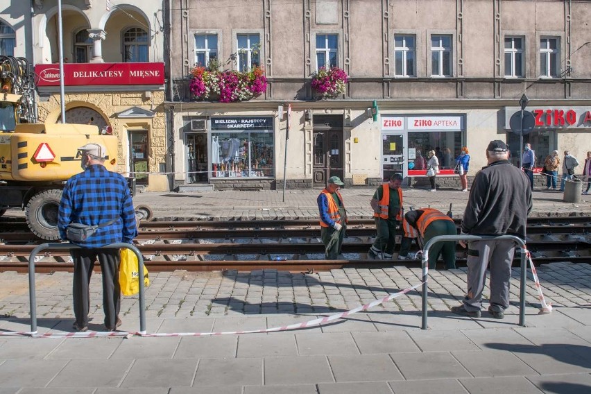 Obecnie ekipy MPK Poznań remontują torowisko na ulicy...
