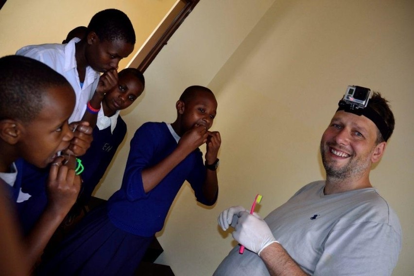 Nie bój się dentysty! Poznańscy dentyści leczyli dzieci w Tanzanii [ZDJĘCIA]