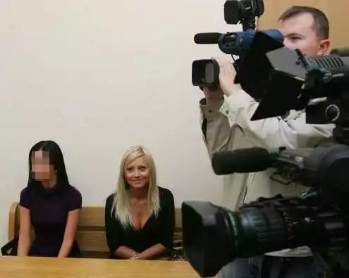 Anna K. (z lewej) nie chce podawać nazwiska i pokazywać twarzy. Dorota Krzysztofek jest fotomodelką. Obie panie stanęły przed sądem za opalanie się bez staników.