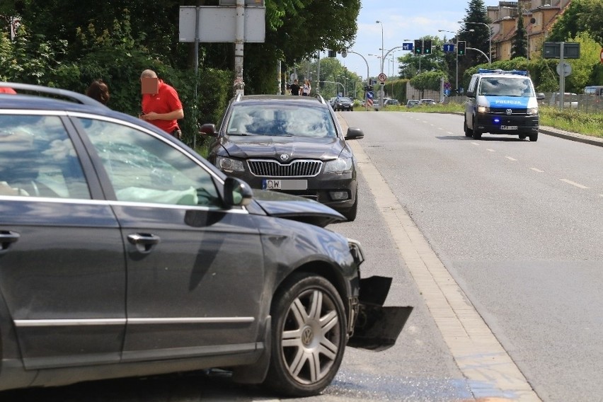 Pierwszej pomocy poszkodowanemu kierowcy udzielili strażacy....