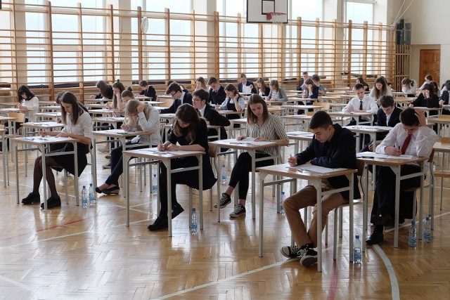 W środę rozpoczyna się egzamin gimnazjalny. Uczniowie będą zdawać historię, WOS i język polski. W tym roku gimnazjaliści do egzaminu przystępują zaraz po świątecznej przerwie w zajęciach.
