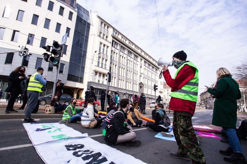 Aktywiści Extinction Rebellion Wrocław zablokowali ulicę...