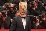 Shia LaBeouf z papierową torbą na głowie na pokazie "Nimfomanki"! [WIDEO]