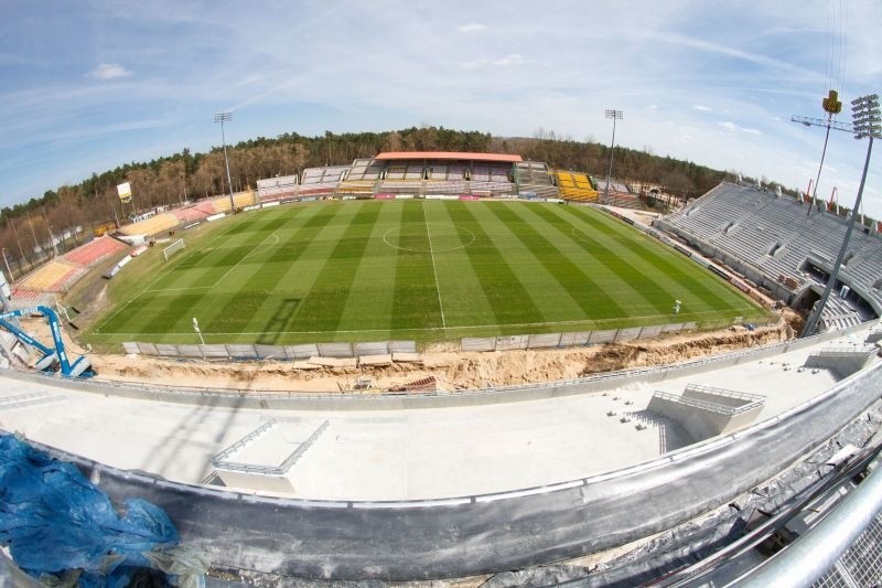 Stadion Miejski będzie miał dach. Montują konstrukcję (zdjęcia)