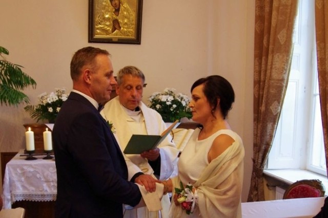 Jolanta i Marek Świerczyńscy z Kraszewa w Gminie Dmosin świętowali w niej 30 – lecie swojego małżeństwa.