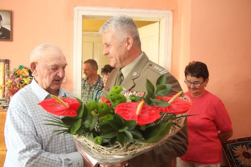 Leon Kaleta, 106-latek z Sobowic w gminie Imielno dostał życzenia na Święto Wojska Polskiego