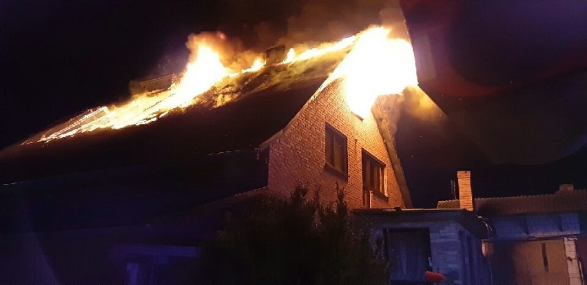 Ogromny pożar domu w gminie Bałtów. Ogień pojawił się w nocy (ZDJĘCIA)