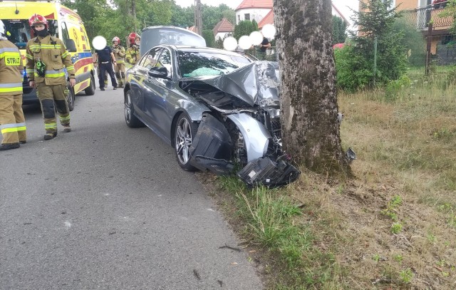 Do groźnego zdarzenia drogowego doszło w piątek około godziny 16 na drodze między Łupawą a Darżynem w powiecie słupskim. 74-latek jadący mercedesem uderzył w drzewo. Wiózł dwoje pasażerów. Na szczęście nie ma ofiar śmiertelnych.