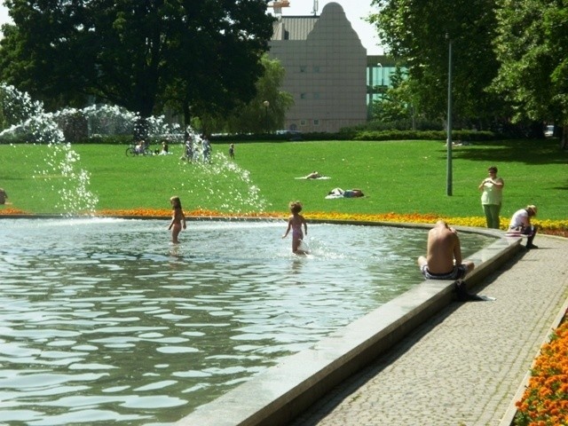 Każdego dnia w fontannach bawią się dzieci.