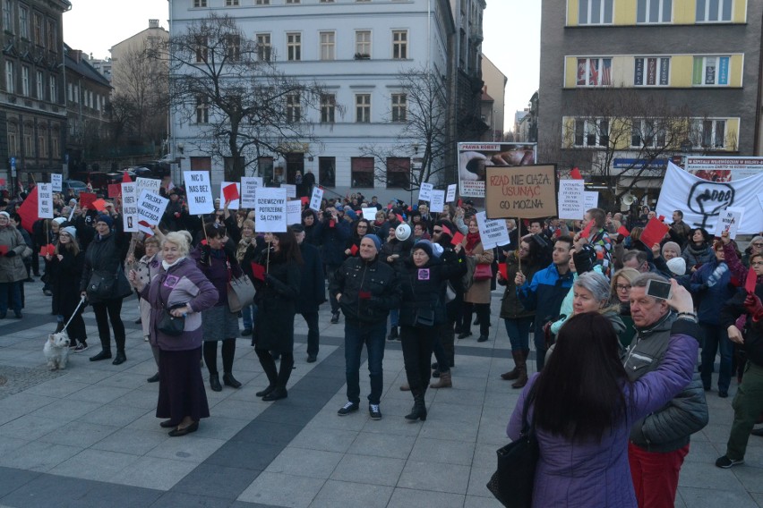 Czarny Protest w Bielsku-Białej. Czerwona kartka dla rządzących ZDJĘCIA