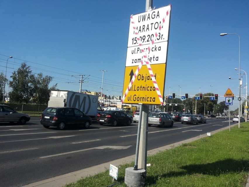 Maraton Wrocław dopiero w niedzielę, ale znaki ostrzegawcze już stoją [ZDJĘCIA]