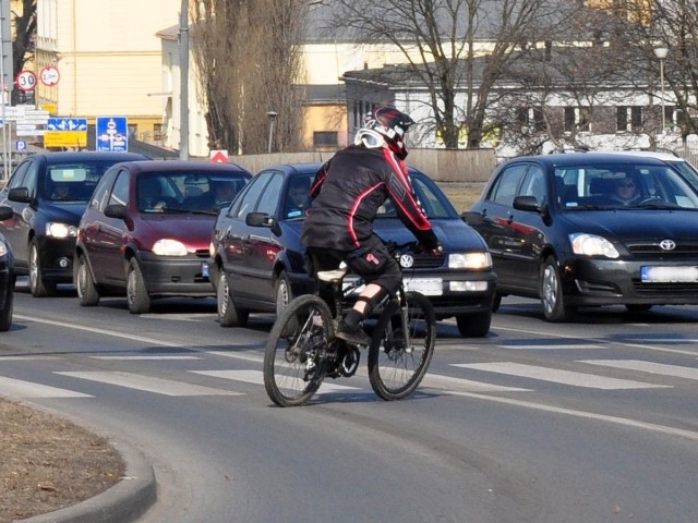 Przejazd rowerem po przejściu dla pieszych grozi 100-złotowym mandatem. Takie zachowanie może jednak spowodować zagrożenie w ruchu drogowym, a nawet groźny wypadek.