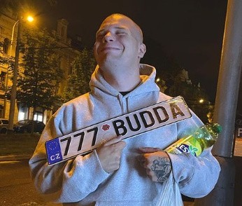 Kamil Labudda to polski youtuber, który stał się znany dzięki swoim publikacjom z branży motoryzacyjnej. Ma miliony obserwujących na Instagramie i na YouTube. Jak żyje Budda? Zobaczcie na zdjęciach! ►Zdjęcie zostało wykadrowane. Ten plik udostępniony jest na licencji Creative Commons Uznanie autorstwa – Na tych samych warunkach 4.0 Międzynarodowe.