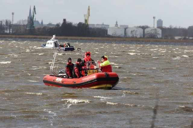 Dziś strażacy i woprowcy ponownie szukali mężczyzny, który wypadł z kajaka na jeziorze Dąbie.