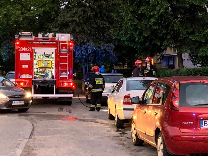 Białystok. Pożar piwnicy przy ul. Wiejskiej 8. Strażacy ewakuowali mieszkańców [29.05.2019]