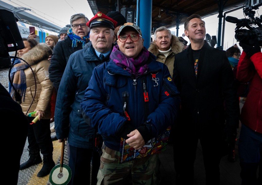 Nowy hybrydowy pociąg w barwach WOŚP pojechał w swój pierwszy kurs. 