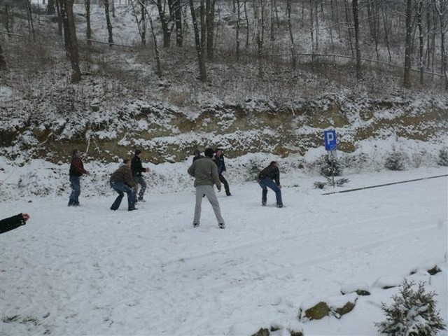 W ostatnim dniu nauki przed feriami maturzyści urządzili bitwę na śnieżki.