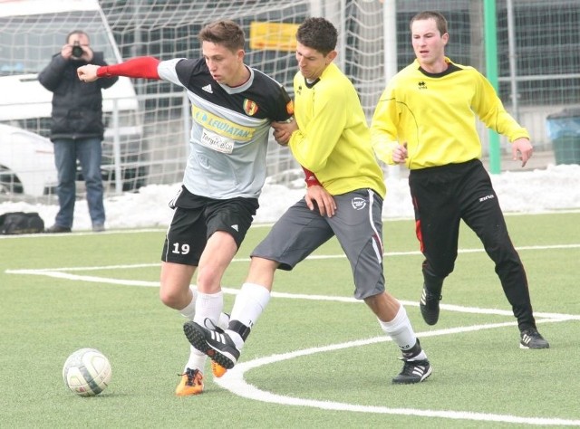 Łukasz Jamróz (z piłką) strzelił dwa gole dla Korony w pojedynku z Wierną. O piłkę walczy z Pawłem Bieniem, z prawej Bartłomiej Strzębski.