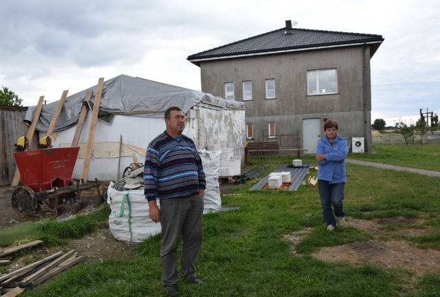 Poszkodowani po przejściu trąby powietrznej w gminie Rzeczniów wciąż otrzymują pomoc i wsparcie. Trwa remont mniej zniszczonych budynków, bo te, które nie nadawały się do użytku już wyburzono.>>>ABY CZYTAĆ DALEJ KLIKNIJ W KOLEJNE ZDJĘCIA