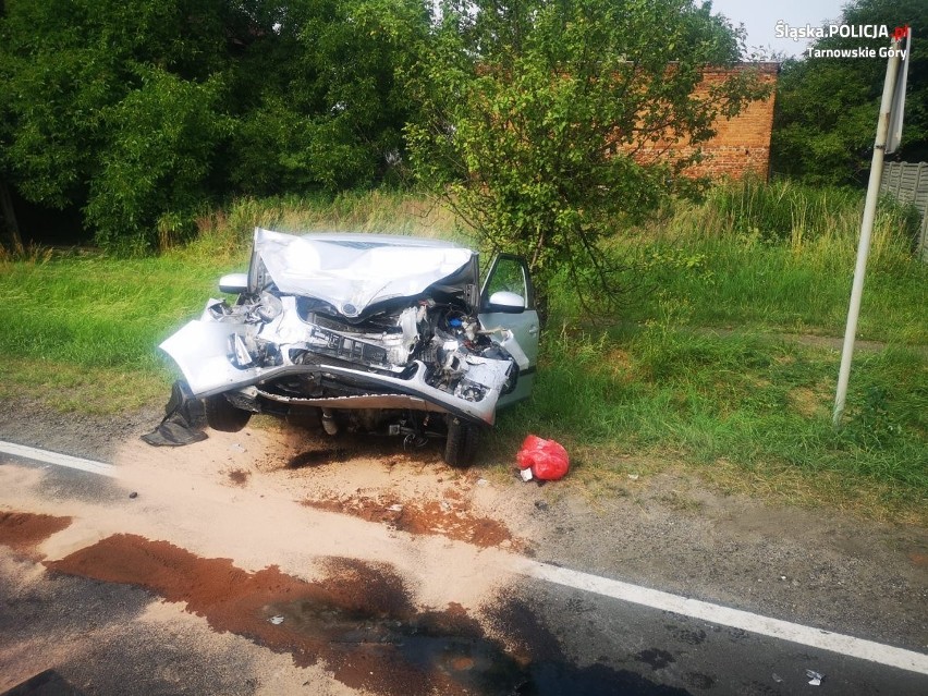 Autobus czołowo zderzył się z samochodem osobowym. Zobacz...