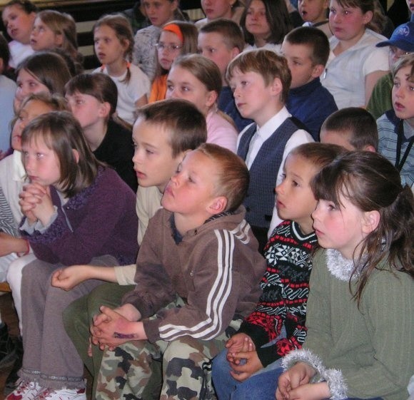 Uczniowie z Komarowa (na zdjęciu) liczą, że gdyby pojawił się najgorszy scenariusz, to w obronie przed likwidacją ich szkoły stanie patronka, Joanna Kulmowa.