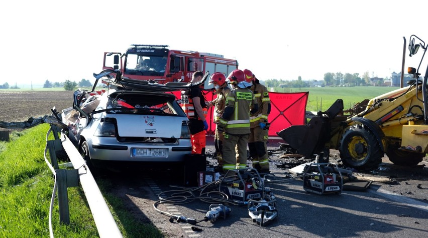 Śmiertelny wypadek koło Chojnic 17.05.2021 r. Nie żyje 22-letni kierowca volkswagena golfa. Droga wojewódzka nr 240 zablokowana