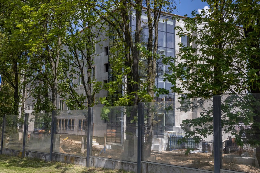 Kraków. Prace przy budowie nowego budynku DPS nie zwalniają tempa. Wstawiono już okna