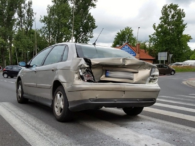 Na ul. Wrocławskiej ciężarówka w jechała w volkswagena.