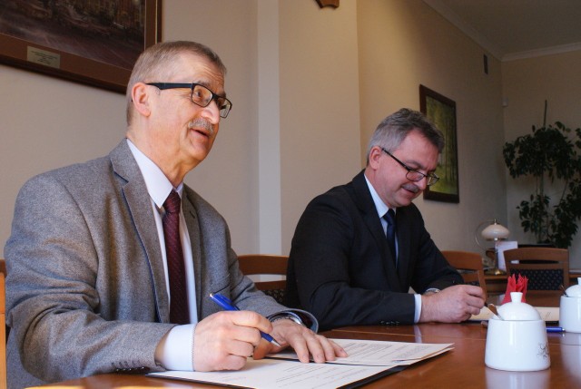 Prezes firmy Cofely EC i rektor Akademii Pomorskiej podpisują porozumienie.