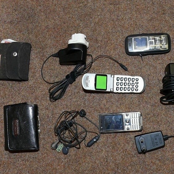 W kolekcji skradzionych przedmiotów były portfele, telefony komórkowe, a nawet ładowarki