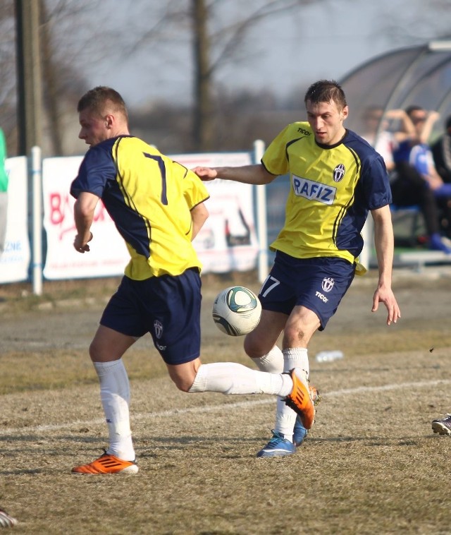 Bartosz Zawadzki (z piłką) strzelił trzy gole dla Energii w meczu z Radością Warszawa.