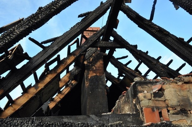 Do pożaru doszło w sobotę 26 grudnia tuż przed godz. 18. Ogień wybuchł na poddaszu budynku wielorodzinnego. Pożar zagrażał mieszkającym tam czterem rodzin. Interwencja załogi straży pożarnej zapobiegła dalszemu rozprzestrzenianiu się ognia. Na szczęście nikomu nic się nie stało, jednak rodziny nie mogły wrócić do swoich mieszkań. Podjęte przez policjantów czynności doprowadziły do zatrzymania na miejscu 50-letniego mężczyznę. Przyznał się do popełnienia przestępstwa. Policjanci przedstawili mu w niedzielę zarzut spowodowania pożaru. Okoliczności będą przedmiotem dalszego śledztwa. Kodeks Karny przewiduje karę pozbawienia wolności nawet do 10 lat.