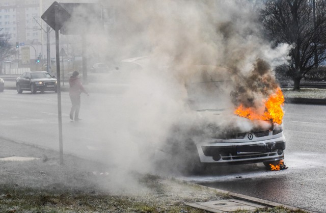 Tuż po godz. 9.00 na Wojska Polskiego w Bydgoszczy niespodziewanie zaczął się palić renault kangoo. Na szczęście nikomu nic się nie stało. - Pojazd poruszał się w kolumnie samochodów, w pewnym momencie kierujący zauważył, że spod maski wydobywa się dym i niewielkie płomienie - relacjonuje Lidia Kowalska z zespołu prasowego Komendy Wojewódzkiej Policji w Bydgoszczy.Samochód zatrzymał się na wysokości "Zielonych Arkad". Kierowca zjechał na parking do tamtejszego "Lidla". Płomienie ugaszono, nikomu nic się nie stało.