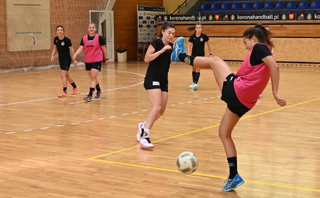 W poniedziałek przygotowania do sezonu rozpoczęły pierwszoligowe piłkarki ręczne Korony Handball Kielce. Pierwszy trening w hali przy ulicy Krakowskiej rozpoczął się od ważenia, potem były testy i gra w piłkę nożną. Zobacz trening naszych szczypiornistek na kolejnych zdjęciach. >>>>>>>W poniedziałek zapadła również decyzja, że w zespole nie będą grały Marta Rosińska, Karolina Mochocka i Paulina Piwowarczyk. Wszystkie trzy nie doszły do porozumienia z klubem.WAKACJE PIŁKARZY RĘCZNYCH PGE KIELCE: PIĘKNE KOBIETY, NARTY WODNE, KONIE, MAJORKA, ISLANDIA… [zdjęcia] [B]POLECAMY RÓWNIEŻ:[/B][tabela][tr][td sz=300]IGOR KARACIĆ SIĘ ZARĘCZYŁ. ZOBACZ JEGO PIĘKNĄ WYBRANKĘ[/td][td sz=300]PIĘKNOŚĆ Z UKRAINY. ZOBACZ PARTNERKĘ ARTIOMA KARALIOKA[/td][/tr][td]BYŁY ZAWODNIK VIVE KIELCE JEST CZOŁOWYM POKERZYSTĄ ŚWIATA. WYGRYWA MILIONY DOLARÓW