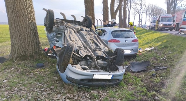 Na skutek zderzenia oba pojazdy wypadły z drogi, jedna z osobówek dachowała.