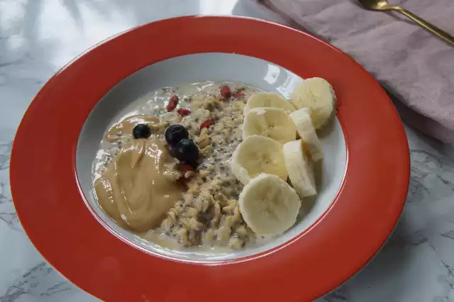 Domowa owsianka z masłem orzechowym to znakomite źródło błonnika w codziennym menu.