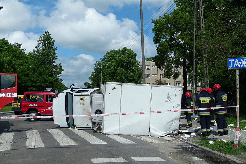 Zderzenie dwóch aut na skrzyżowaniu ul. Srebrzyńskiej i al....