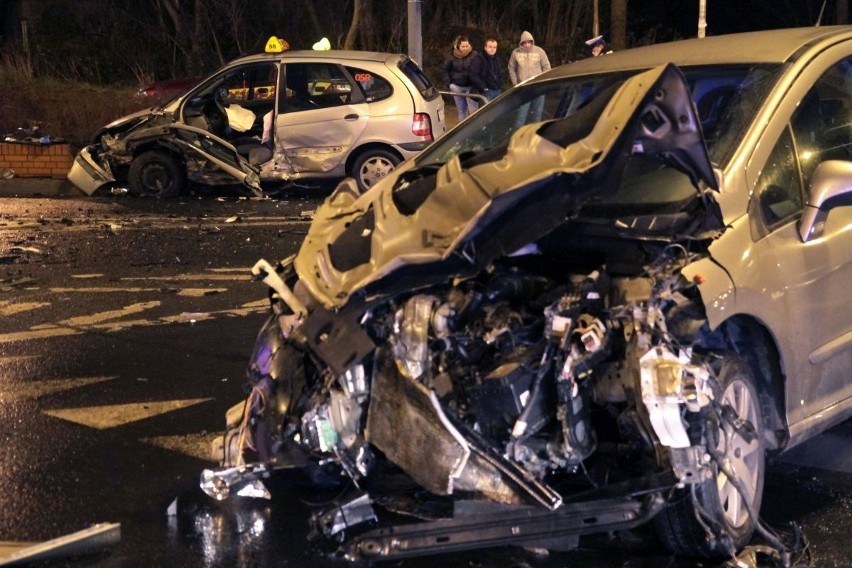 Wypadek na skrzyżowaniu Bardzkiej i Świeradowskiej. Taksówkarz i pasażer ciężko ranni (ZDJĘCIA)