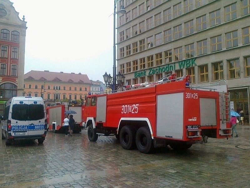 Zgłoszenie o bombie w budynku Banku Zachodniego i...