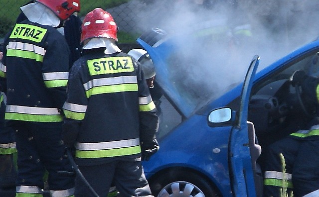 Na Lotnisku strażacy gasili samochód, a w centrum miasta usuwali skutki zderzenia trzech pojazdów.