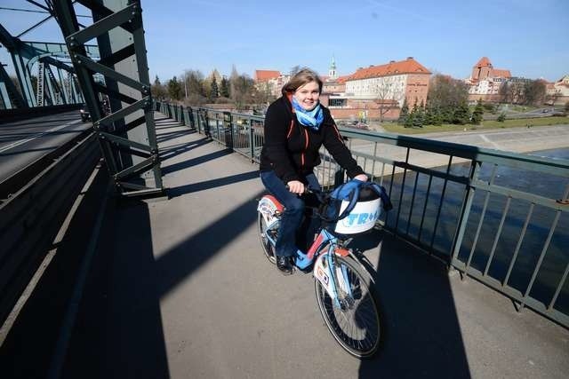 Bez obawy. Rowerzyści mają prawo jeżdzić chodnikiem po  moście