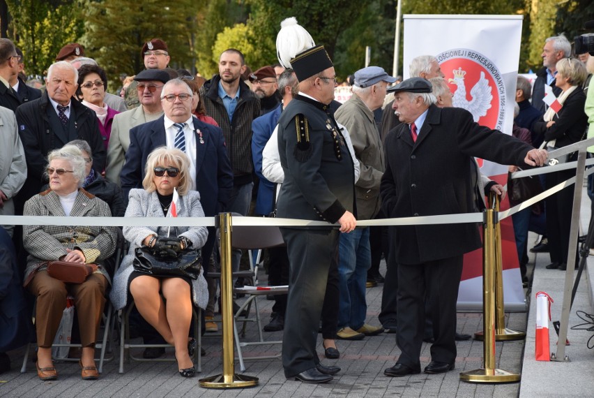 Andrzej Duda – skandowali sympatycy prezydenta RP w Oświęcimiu. Konstytucja – grzmiał KOD  