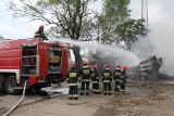 Ogromny pożar w powiecie ostrowskim. We wsi Garki paliły się dwie stodoły. Z ogniem walczyło do 2 w nocy 65 strażaków. Zginęły zwierzęta