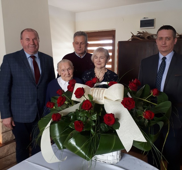 Sto lat pani Heleny Borowieckiej z Popowic w gminie Oksa. Piękne życzenia, kwiaty i prezenty dla jubilatki wręczył wójt.
