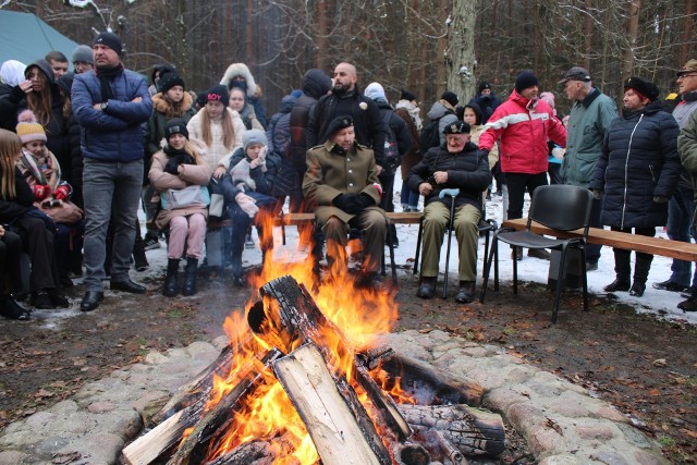 1 grudnia 2023 r. na leśnej polanie na Bielawach już po raz siedemnasty odbyła się “Hubalowa Wigilia”.