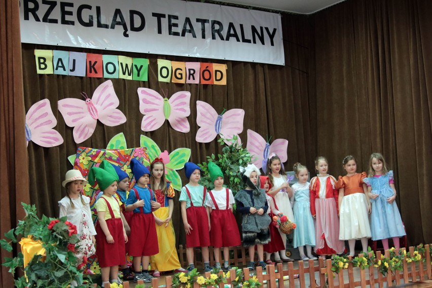 Jedenaście teatrzyków przedszkolnych bierze udział w...