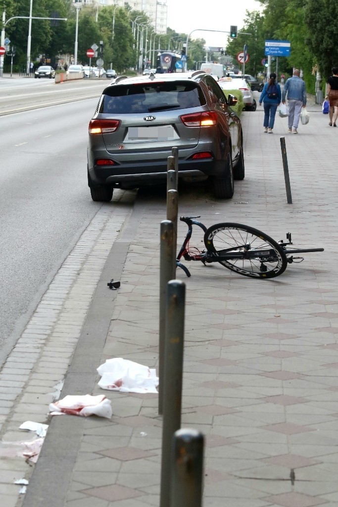 Wypadek we Wrocławiu. Na Grabiszyńskiej rowerzysta potrącił starszą kobietę [ZDJĘCIA]